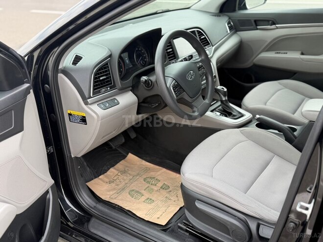 Hyundai Elantra-11