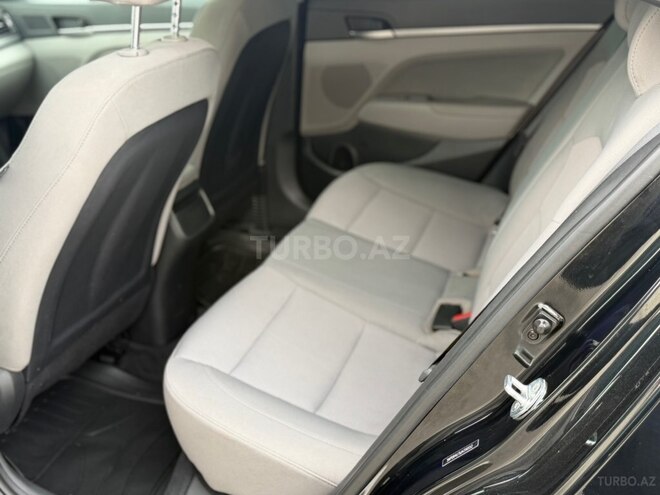 Hyundai Elantra-14