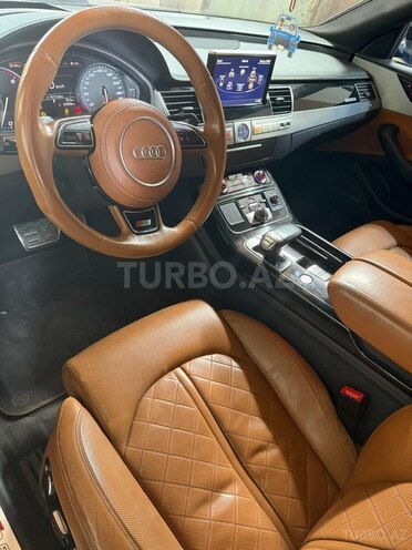 Audi S8-12