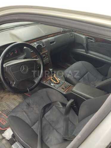 Mercedes E 220-3