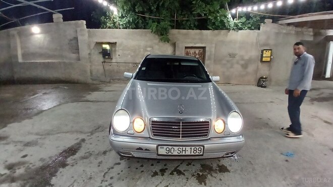 Mercedes E 220-1