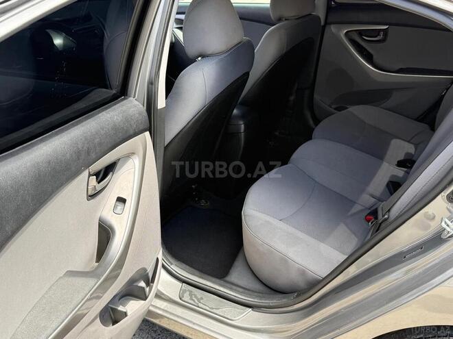 Hyundai Elantra-9