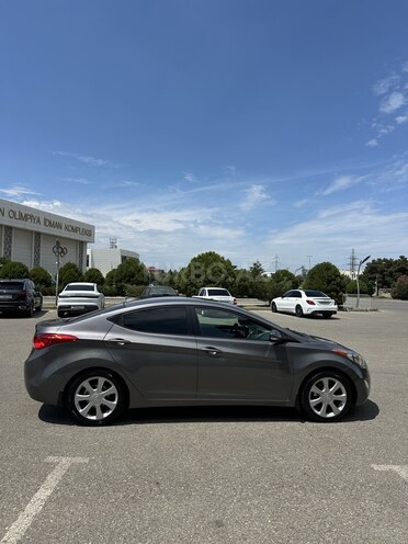 Hyundai Elantra-2