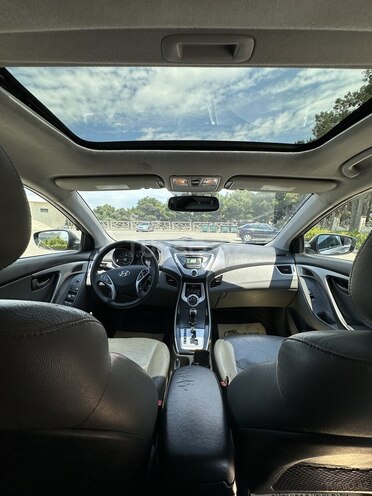 Hyundai Elantra-10