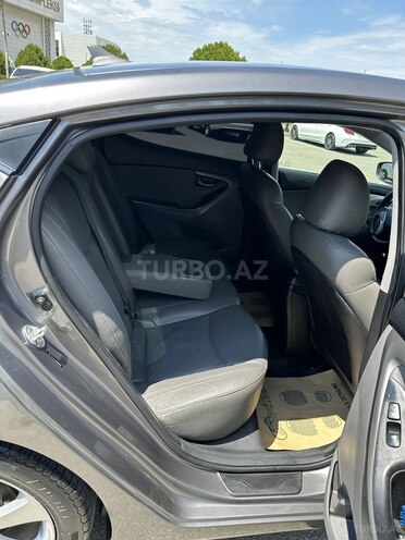 Hyundai Elantra-11