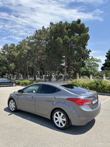 Hyundai Elantra-8
