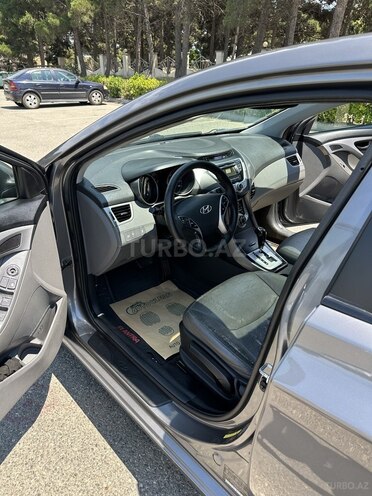 Hyundai Elantra-13
