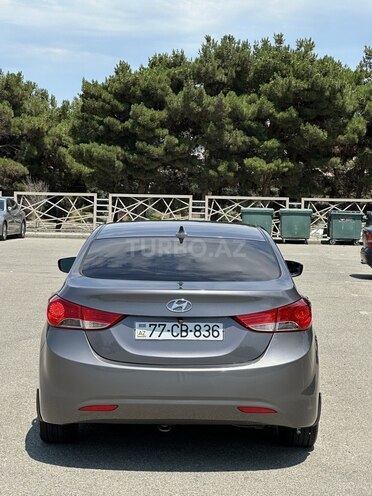 Hyundai Elantra-9