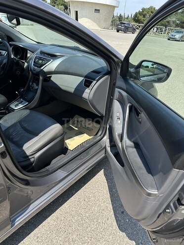 Hyundai Elantra-12