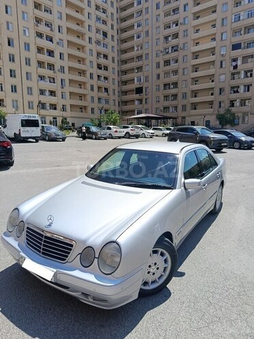 Mercedes E 240-1