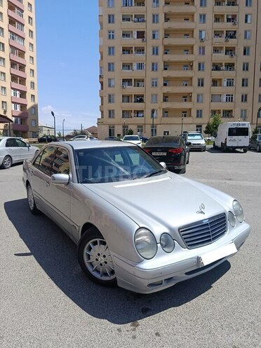 Mercedes E 240-5