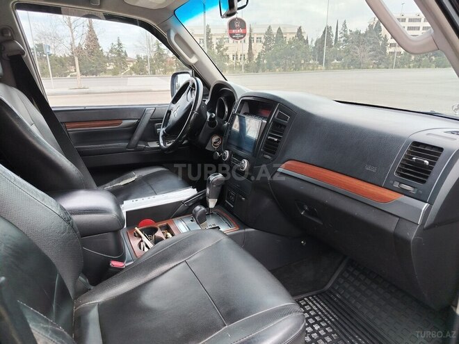 Mitsubishi Pajero-3