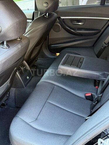 BMW 330e-10