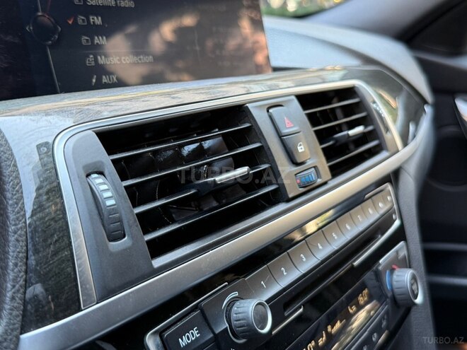 BMW 330e-11