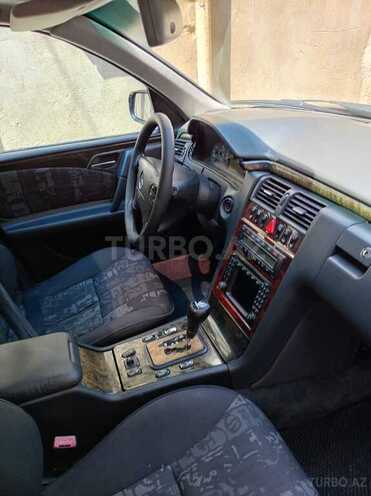 Mercedes E 240-8
