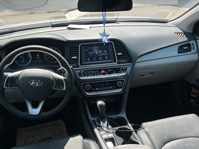 Hyundai Sonata-15