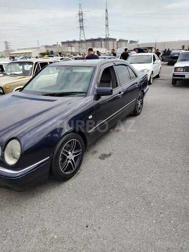 Mercedes E 240-4