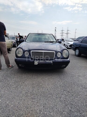 Mercedes E 240-1