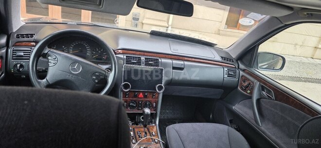 Mercedes E 270-4