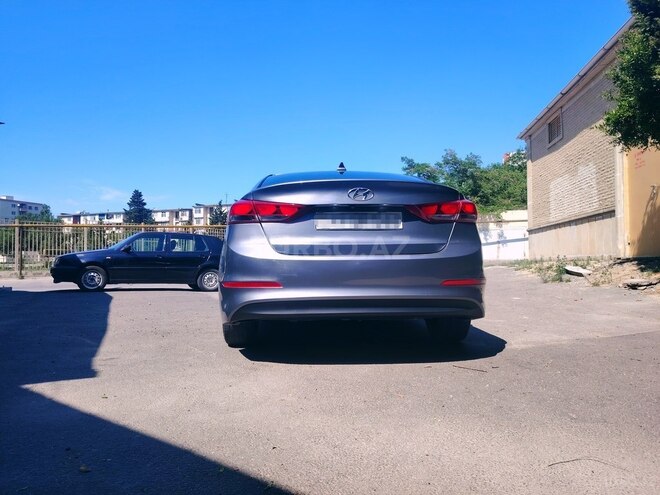 Hyundai Elantra-9