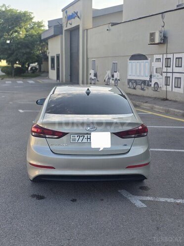 Hyundai Elantra-10