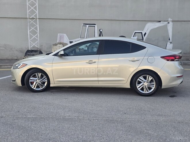 Hyundai Elantra-11