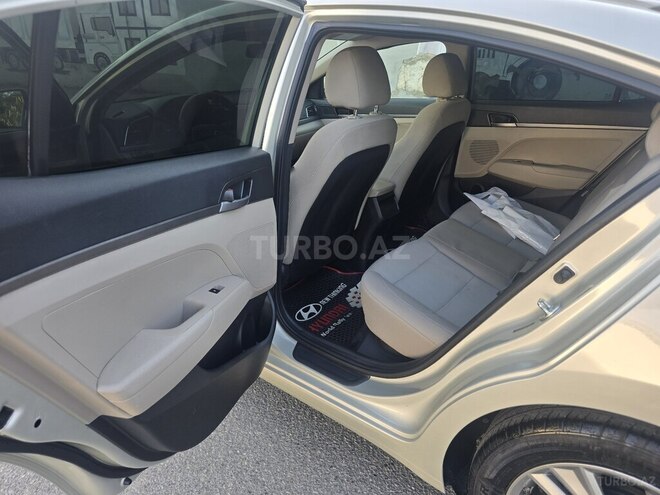 Hyundai Elantra-16