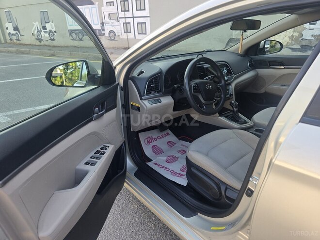 Hyundai Elantra-15