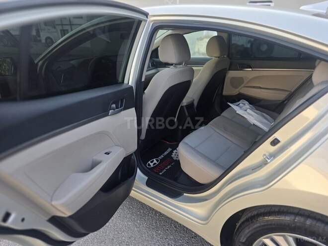Hyundai Elantra-14