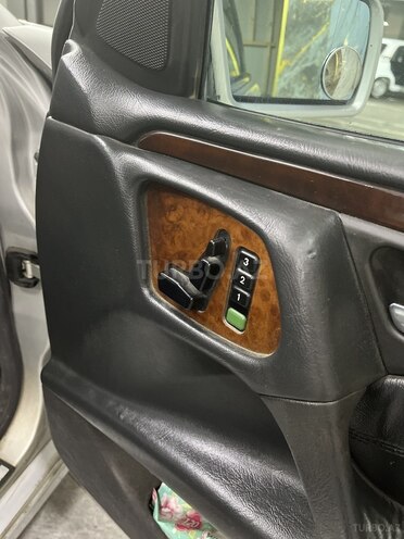 Mercedes E 230-11