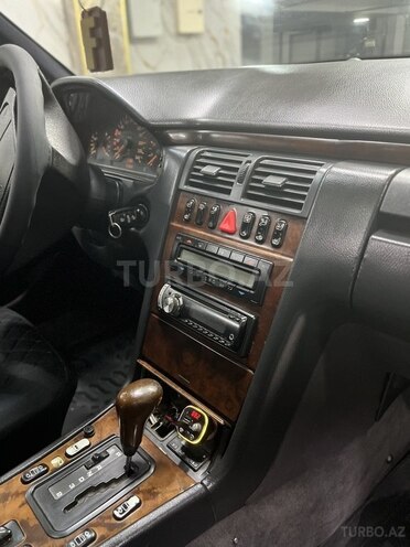 Mercedes E 230-10