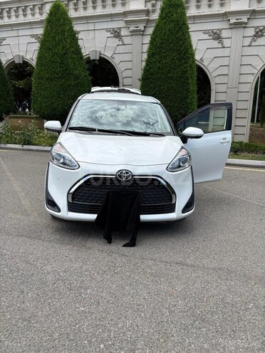 Toyota Sienta-1