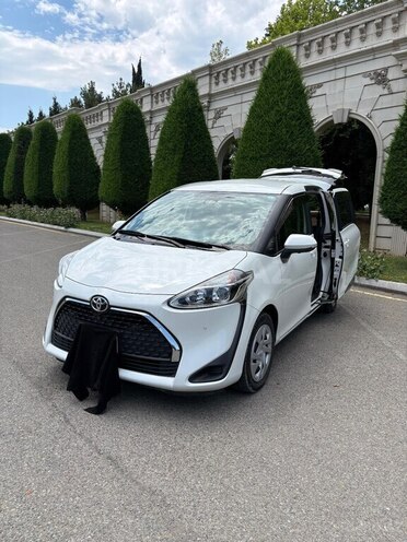 Toyota Sienta-2