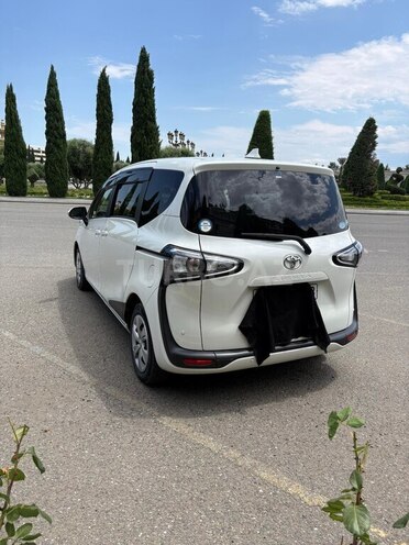 Toyota Sienta-11