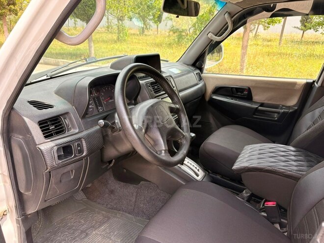 Mitsubishi Pajero io-8