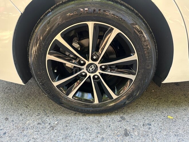Hyundai Elantra-4