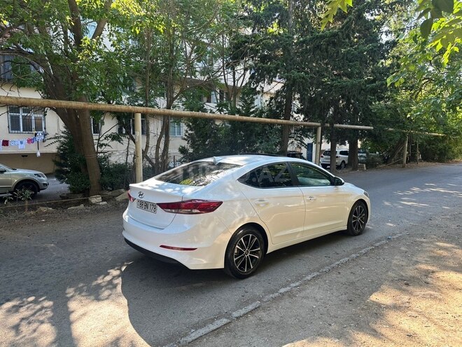 Hyundai Elantra-13