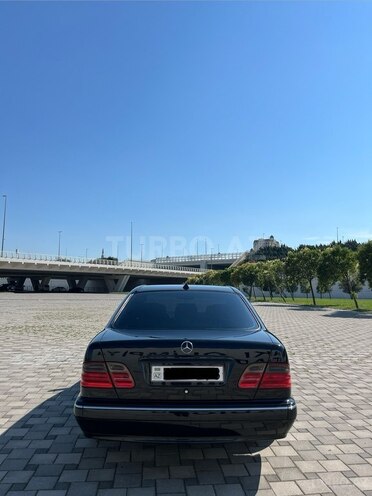 Mercedes E 240-3
