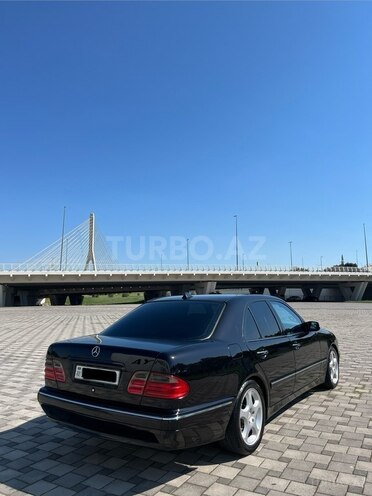 Mercedes E 240-4