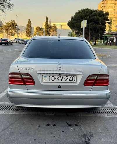 Mercedes E 240-4