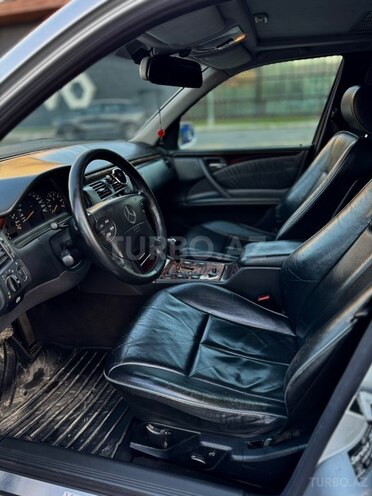 Mercedes E 240-13