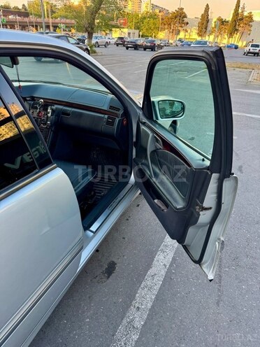 Mercedes E 240-16