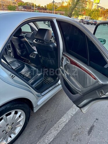 Mercedes E 240-17