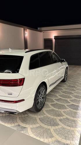 Audi Q7-6