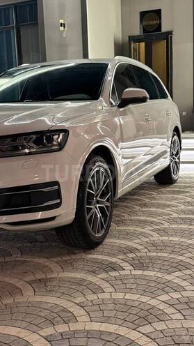 Audi Q7-8