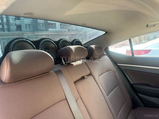 Hyundai Elantra-11