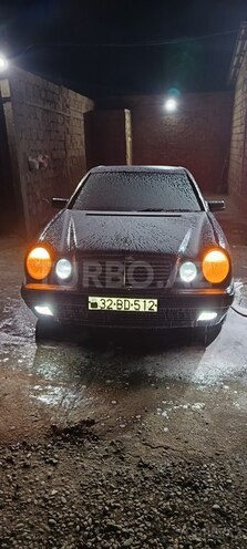 Mercedes E 200-1