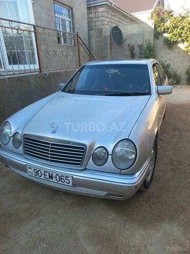Mercedes E 230-1