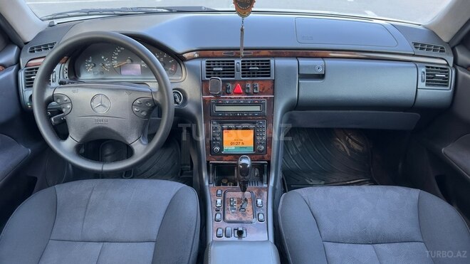 Mercedes E 220-11