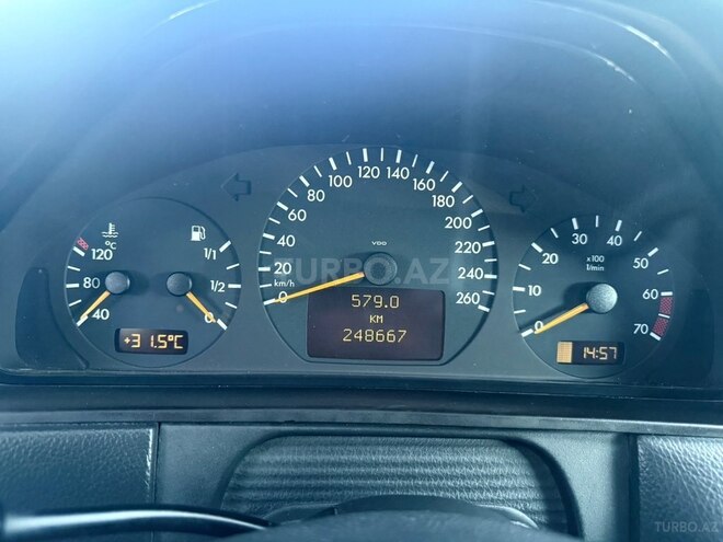 Mercedes E 240-13
